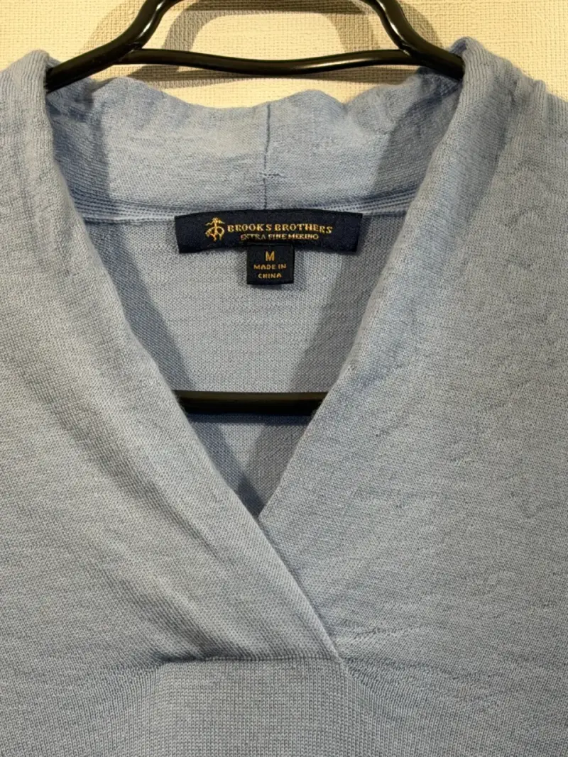 Suéter de mujer celeste con cuello en V - 5