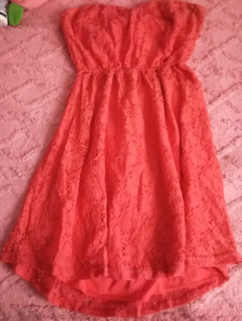 Vestido strapless de encaje rojo