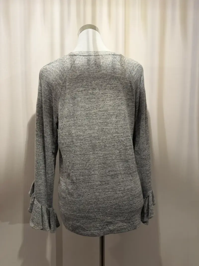 Polera gris de manga 3/4 con volantes - 2