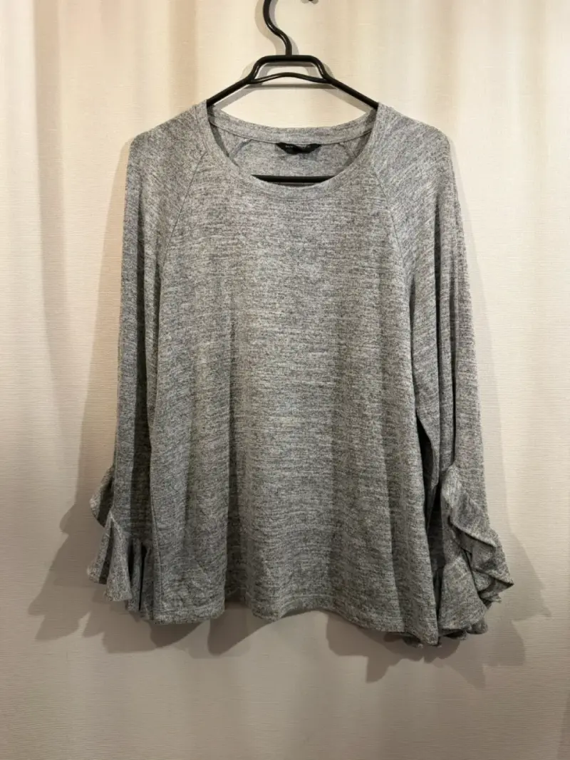 Polera gris de manga 3/4 con volantes - 3