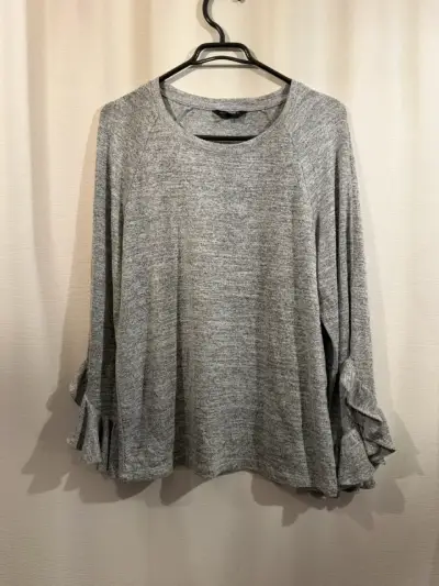 Polera gris de manga 3/4 con volantes - miniatura 3