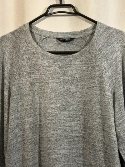 Polera gris de manga 3/4 con volantes - miniatura 4