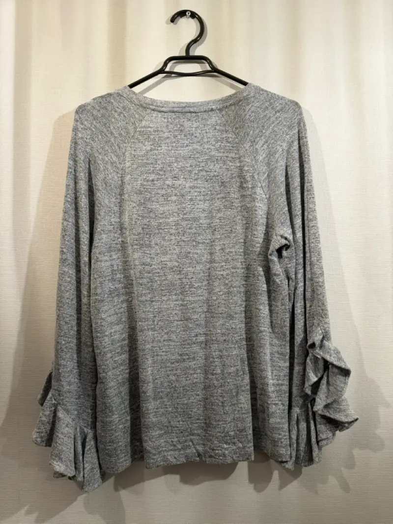 Polera gris de manga 3/4 con volantes - 6