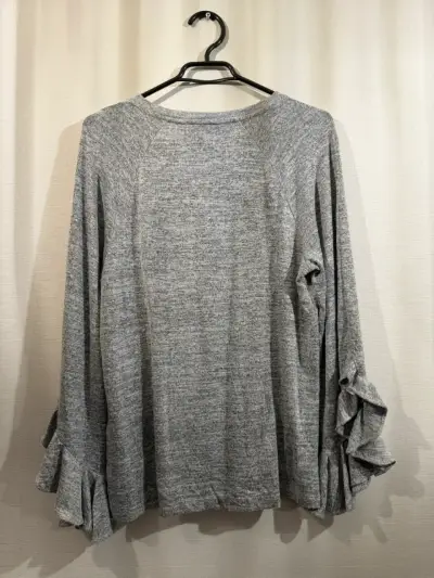 Polera gris de manga 3/4 con volantes - miniatura 6