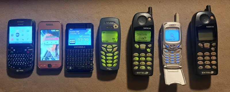 Lote de celulares antiguos Nokia, Motorola y Samsu - 1