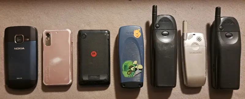 Lote de celulares antiguos Nokia, Motorola y Samsu - 2