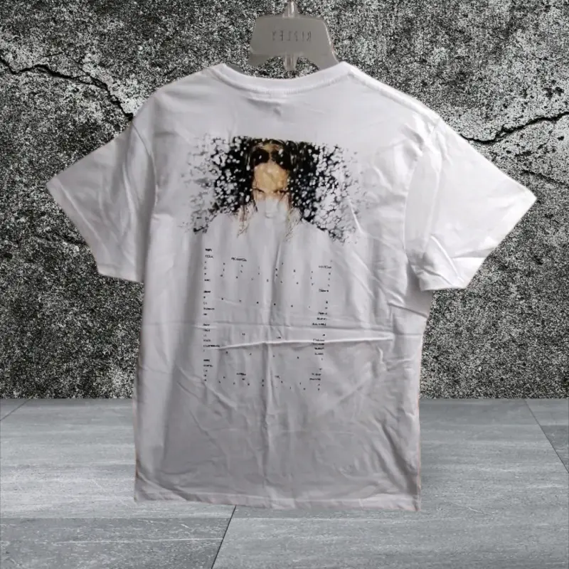 Polera blanca con diseño de Rosalía - 2