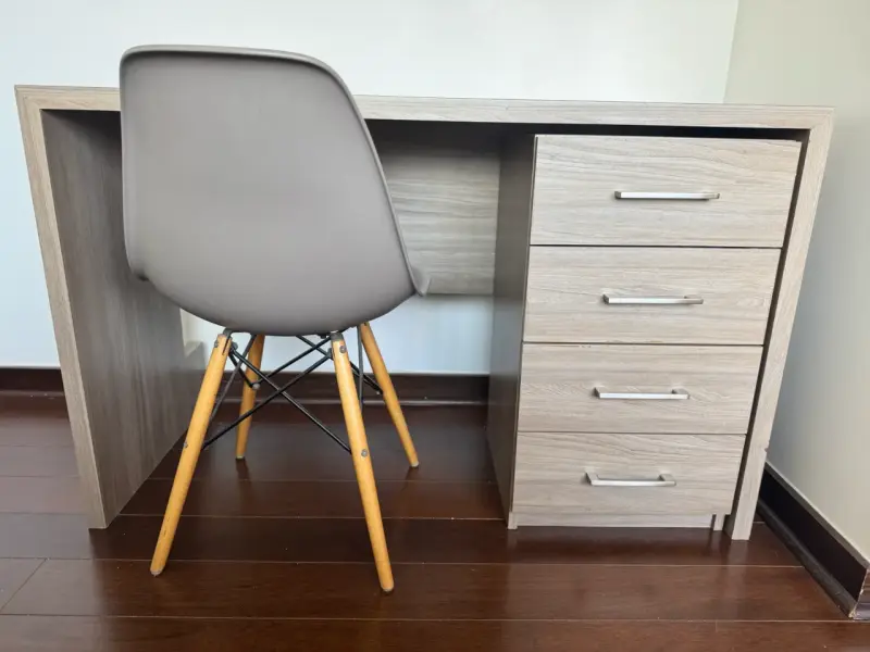 Escritorio de madera con cajonera + silla - 1