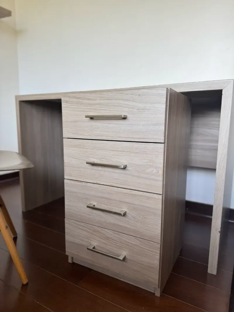 Escritorio de madera con cajonera + silla - 2