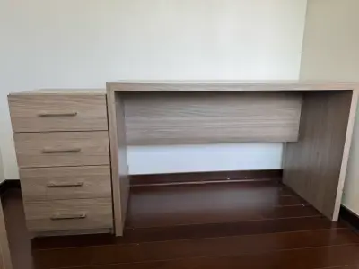 Escritorio de madera con cajonera + silla - miniatura 4