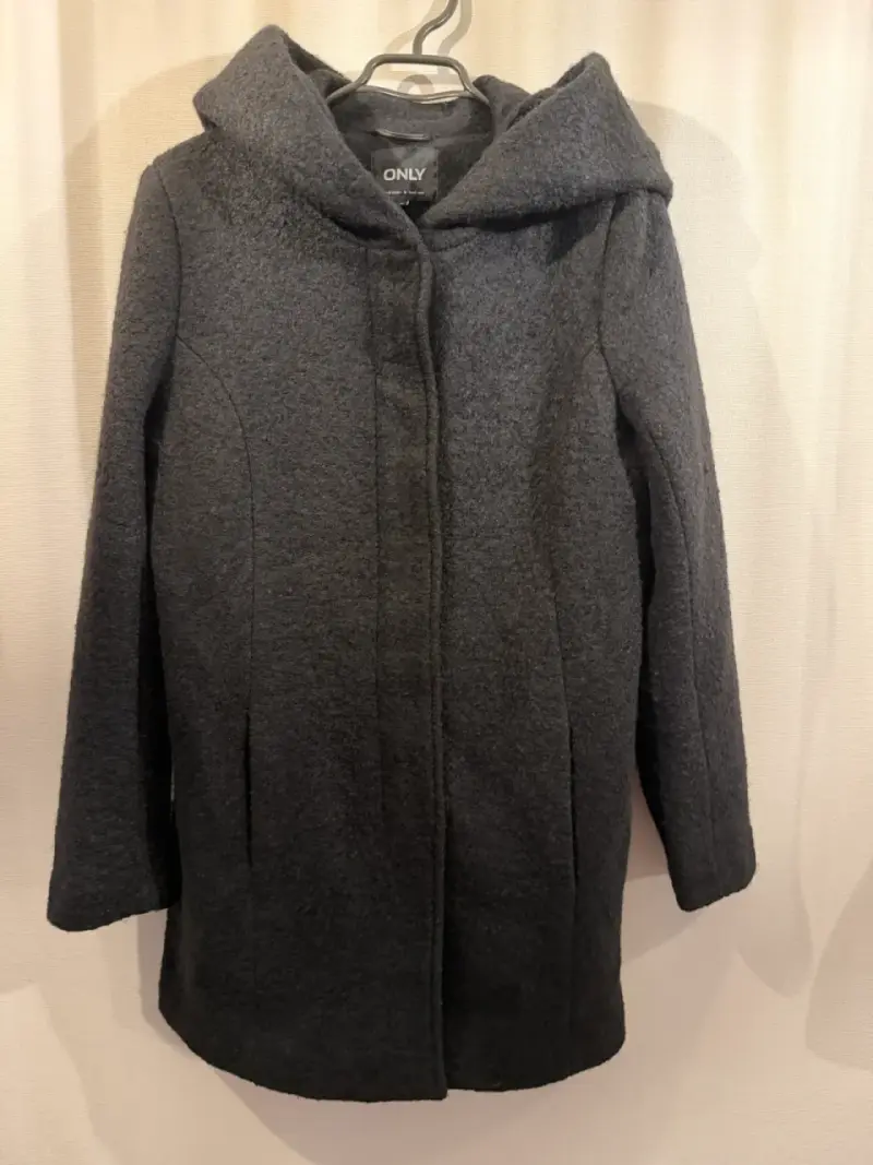Abrigo negro con capucha para mujer only - 3
