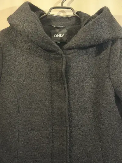 Abrigo negro con capucha para mujer only - miniatura 4
