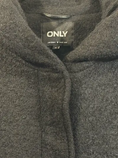 Abrigo negro con capucha para mujer only - miniatura 5