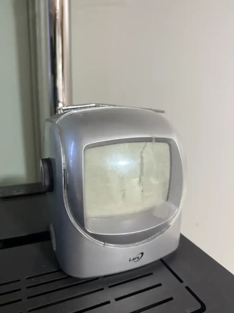 Televisor portátil retro Lark gris