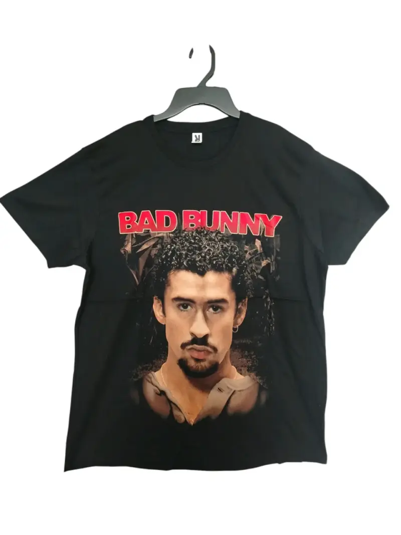 Polera negra con diseño Bad Bunny - 1