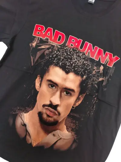Polera negra con diseño Bad Bunny - miniatura 2