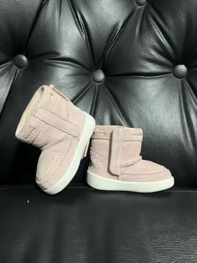 Botitas de bebé rosadas UGG con forro cálido - miniatura 1