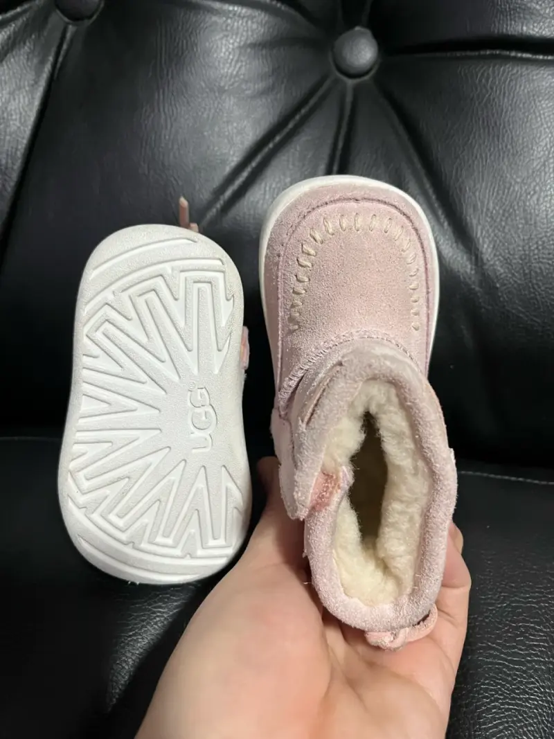 Botitas de bebé rosadas UGG con forro cálido - 3