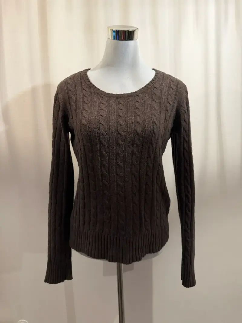 Suéter marrón con diseño trenzado - 1