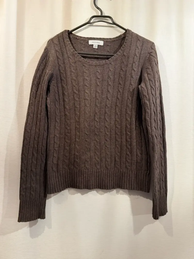 Suéter marrón con diseño trenzado - 3