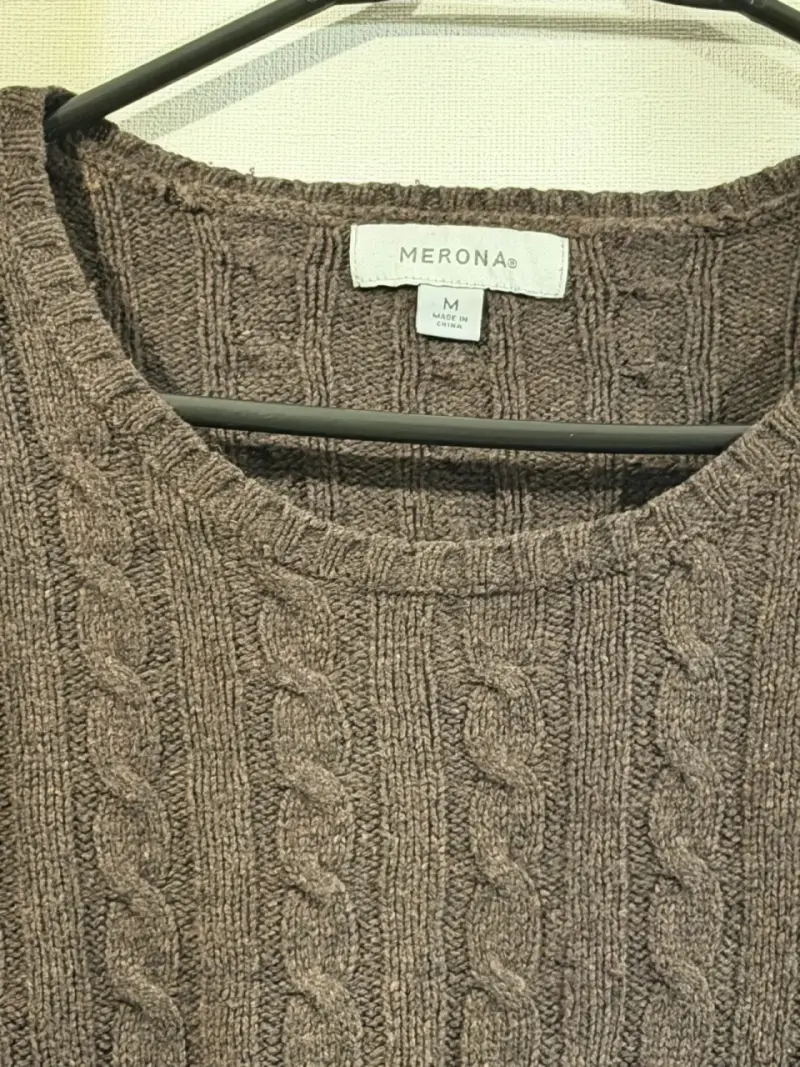 Suéter marrón con diseño trenzado - 6