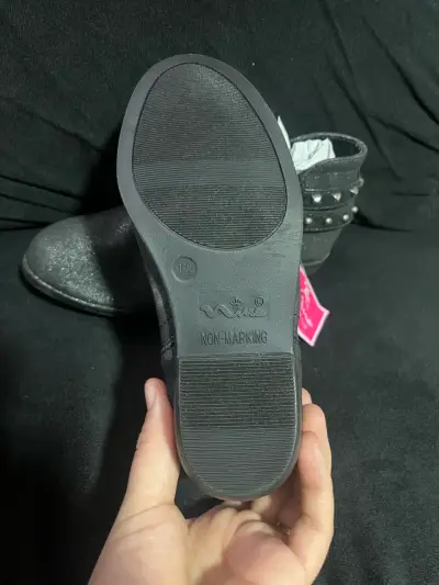 Botines negros con tachas para niña - miniatura 2