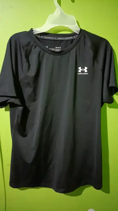 Polera deportiva negra Under Armour HeatGear - miniatura 1