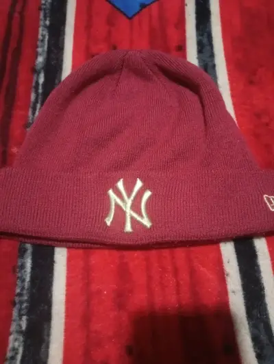 Gorro beanie bordado color burdeos - miniatura 1