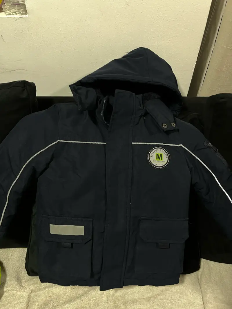 Chaqueta de invierno azul con capucha para niño