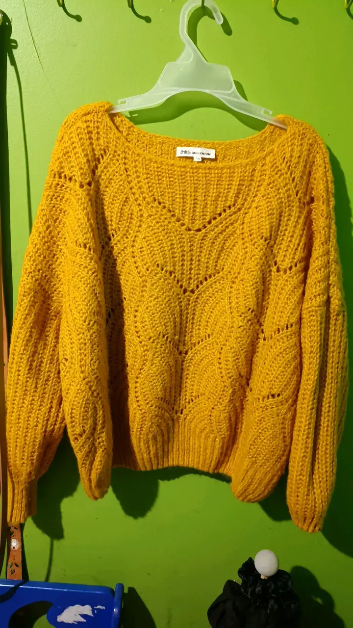 Suéter amarillo tejido para mujer - 1