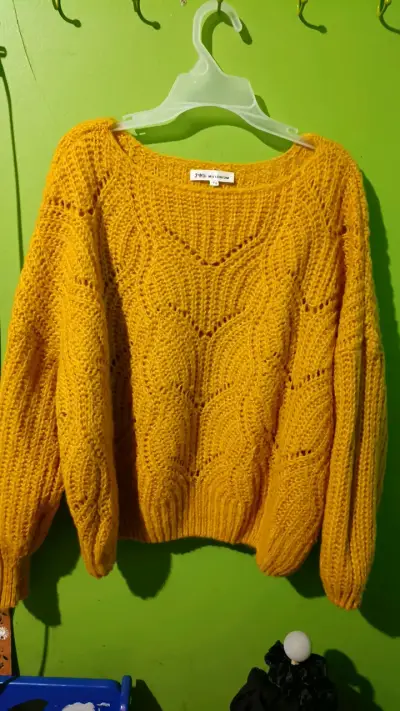 Suéter amarillo tejido para mujer - miniatura 2