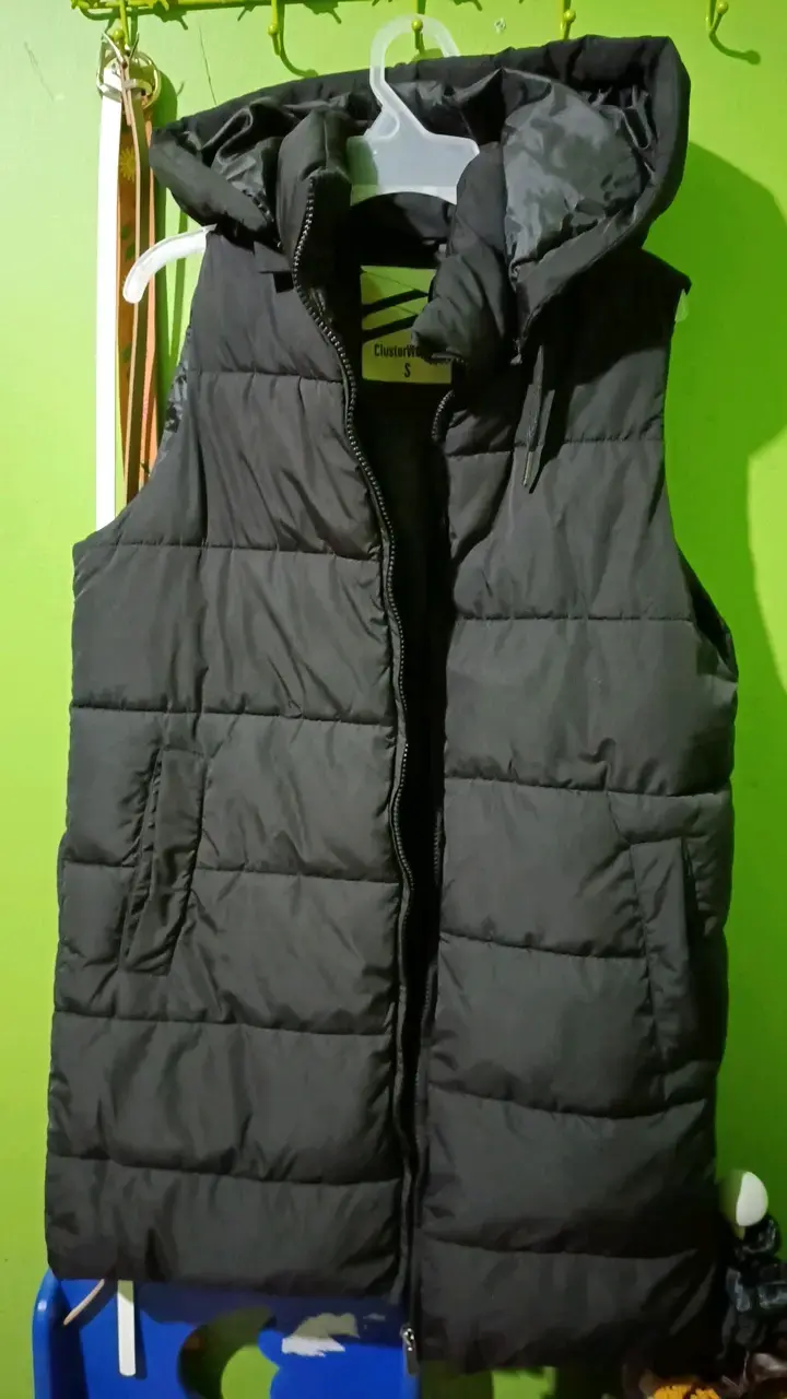 Chaleco acolchado negro con capucha para hombre - 1