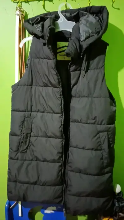 Chaleco acolchado negro con capucha para hombre - miniatura 1