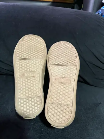Zapatillas casuales beige Old Navy para niño - miniatura 2