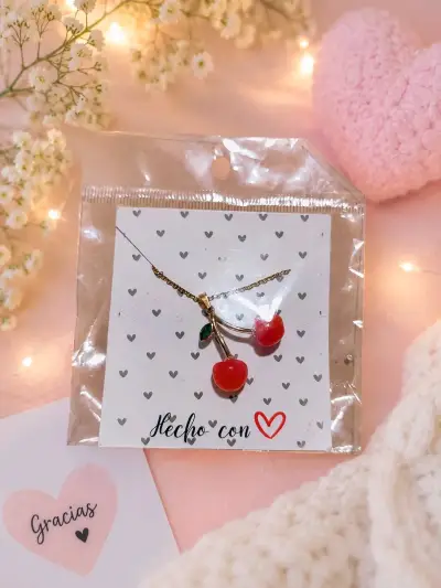 Collares con dije de cerezas y de mariposa - miniatura 1