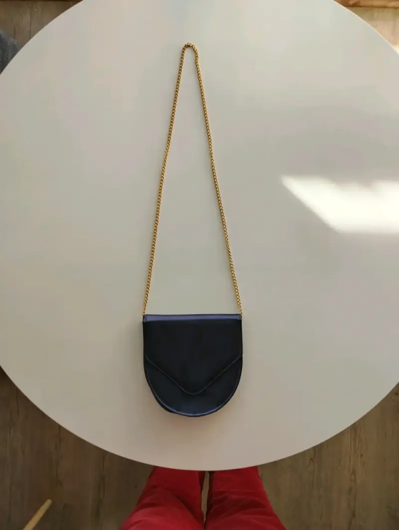 Cartera de hombro negra con cadena dorada - 1