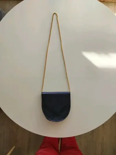 Cartera de hombro negra con cadena dorada - miniatura 1