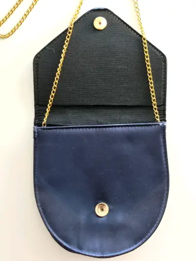 Cartera de hombro negra con cadena dorada - miniatura 2