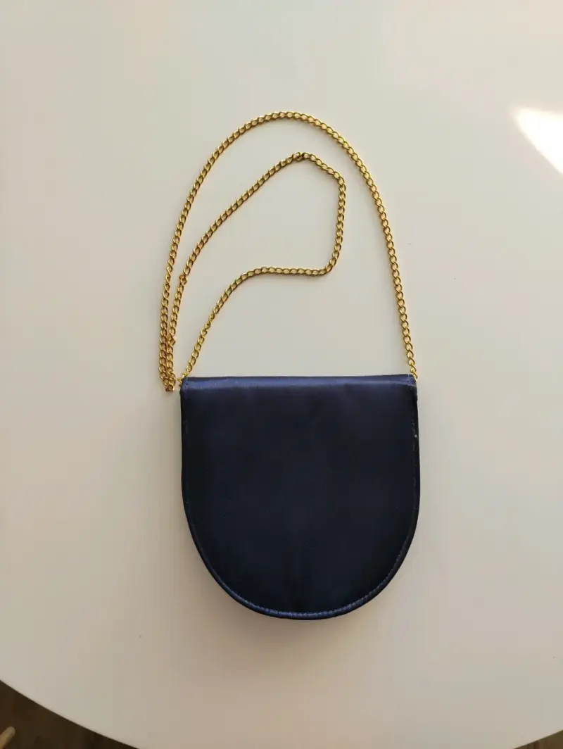 Cartera de hombro negra con cadena dorada - 3