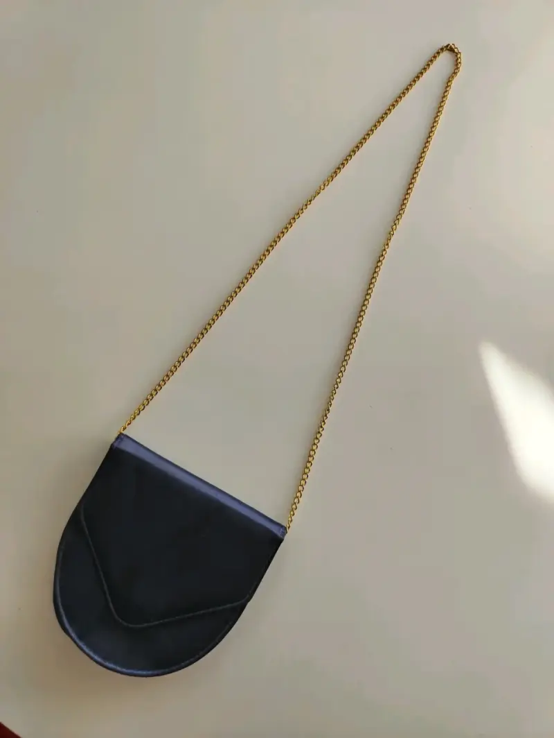 Cartera de hombro negra con cadena dorada - 4