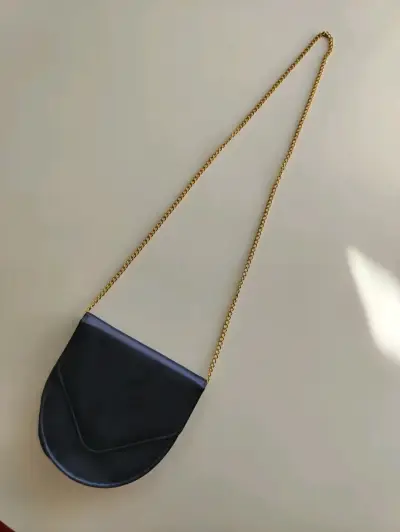 Cartera de hombro negra con cadena dorada - miniatura 4