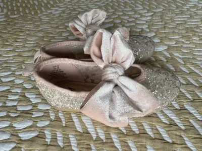 Zapatos ballerina H&M con lazo rosa y brillos - miniatura 4