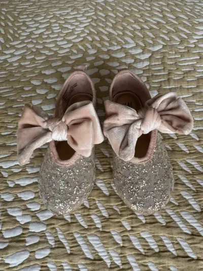 Zapatos ballerina H&M con lazo rosa y brillos - miniatura 5