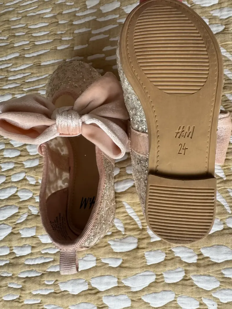 Zapatos ballerina H&M con lazo rosa y brillos - 6