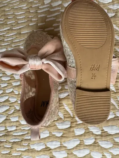 Zapatos ballerina H&M con lazo rosa y brillos - miniatura 6
