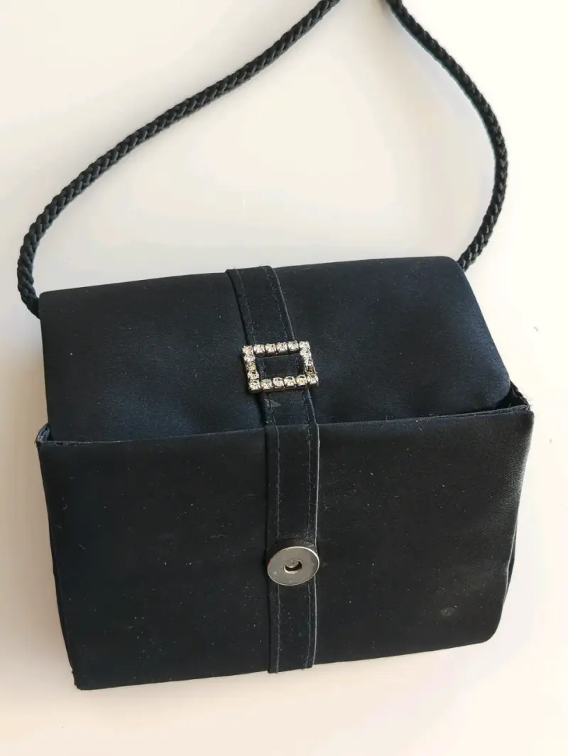 Elegante cartera de noche negra con cierre brillante - 1