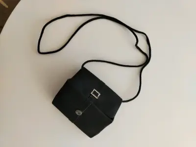 Elegante cartera de noche negra con cierre brillante - miniatura 2