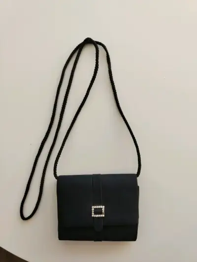 Elegante cartera de noche negra con cierre brillante - miniatura 3