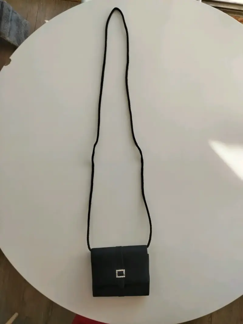 Elegante cartera de noche negra con cierre brillante - 5
