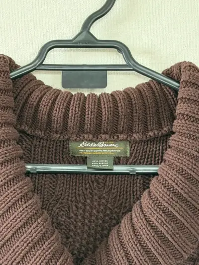 Suéter de lana marrón con cuello alto - miniatura 3